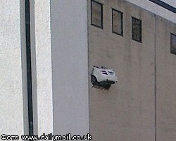 Mercedes протаранил стену 7-го этажа парковки 