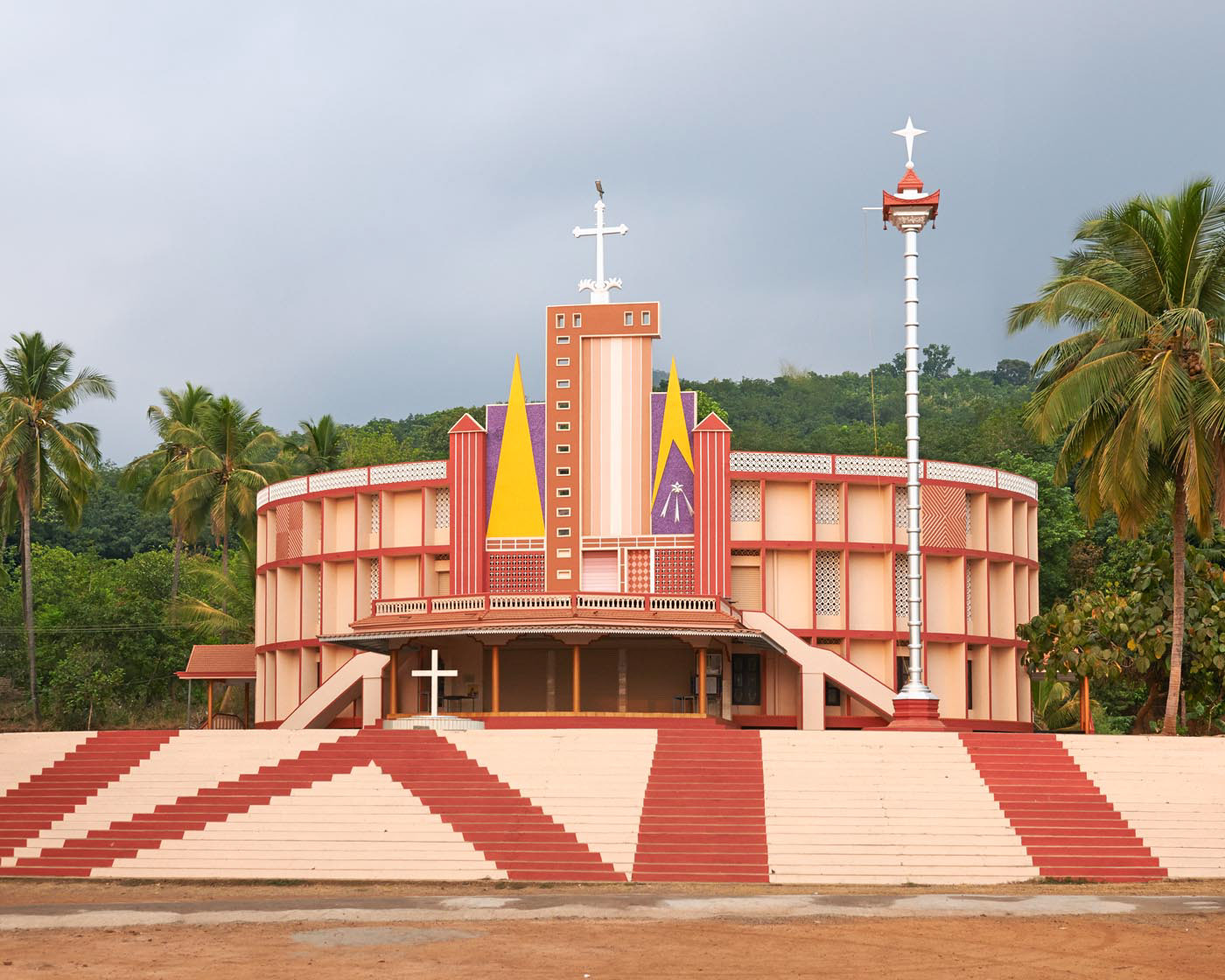 Влияние модернизма особенно заметно в церквях на юге страны, например&nbsp;в штате Керала, где и снимался проект. Там преобладает Сиро-Малабарская католическая церковь &mdash; самая многочисленная из церквей, восходящих к древней индийской христианской общине, известной как христиане апостола Фомы
