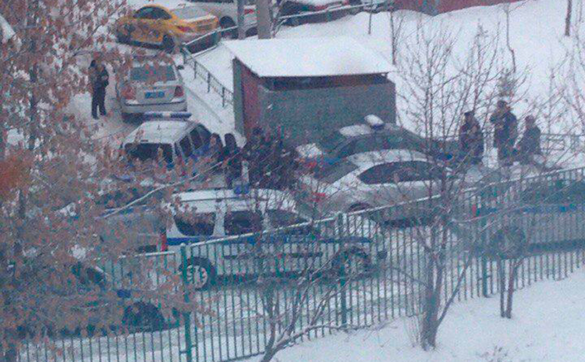 Полиция начала переговоры с угрожающим ножом учеником в Москве