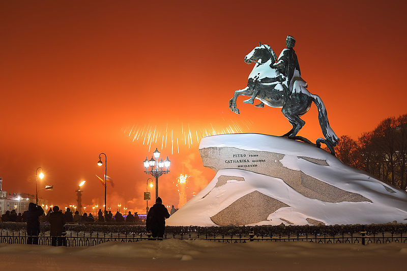 Салют в честь 75-ой годовщины полного освобождения Ленинграда