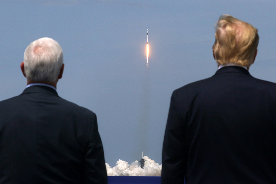 Президент США Дональд Трамп и вице-президент Майкл Пенс наблюдают за запуском космического&nbsp;корабля Crew Dragon










