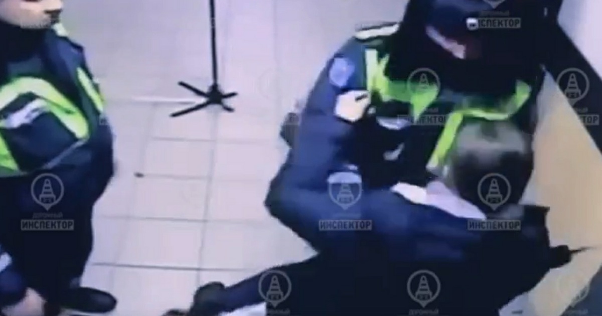 Жёсткий конфликт в отделе полиции в Петербурге попал на видео — РБК