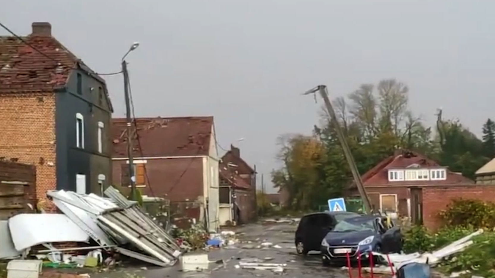 Торнадо повредил две трети домов в коммуне на севере Франции. Видео