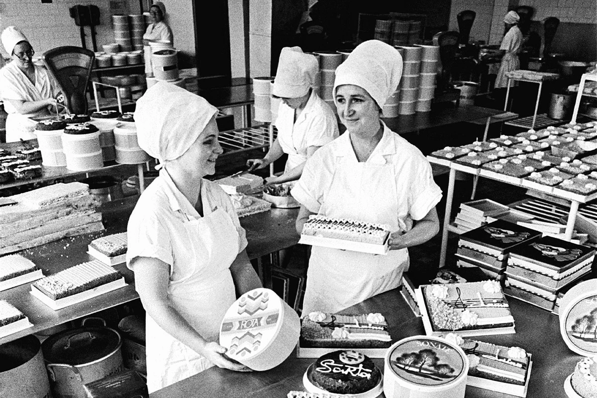 <p>Кондитерская фабрика в Риге, 1980 год. На переднем плане&nbsp;&mdash; торт &laquo;Прага&raquo;</p>