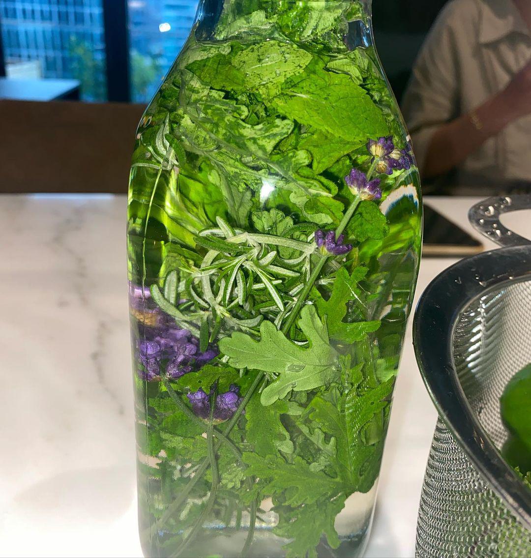 Зелень с огорода Александры Райсман в бутылке из-под водки