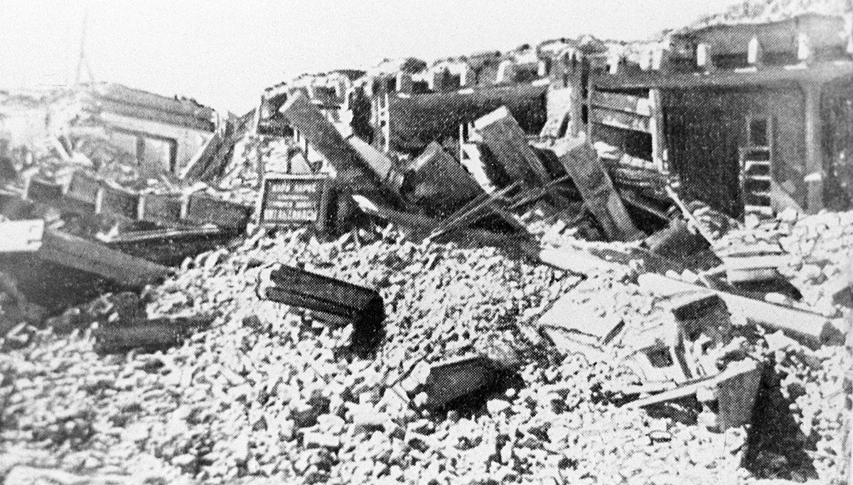 <p>Превратившееся в руины здание библиотеки имени К. Маркса после землетрясения в Ашхабаде. 6 октября 1948 года</p>

<p></p>