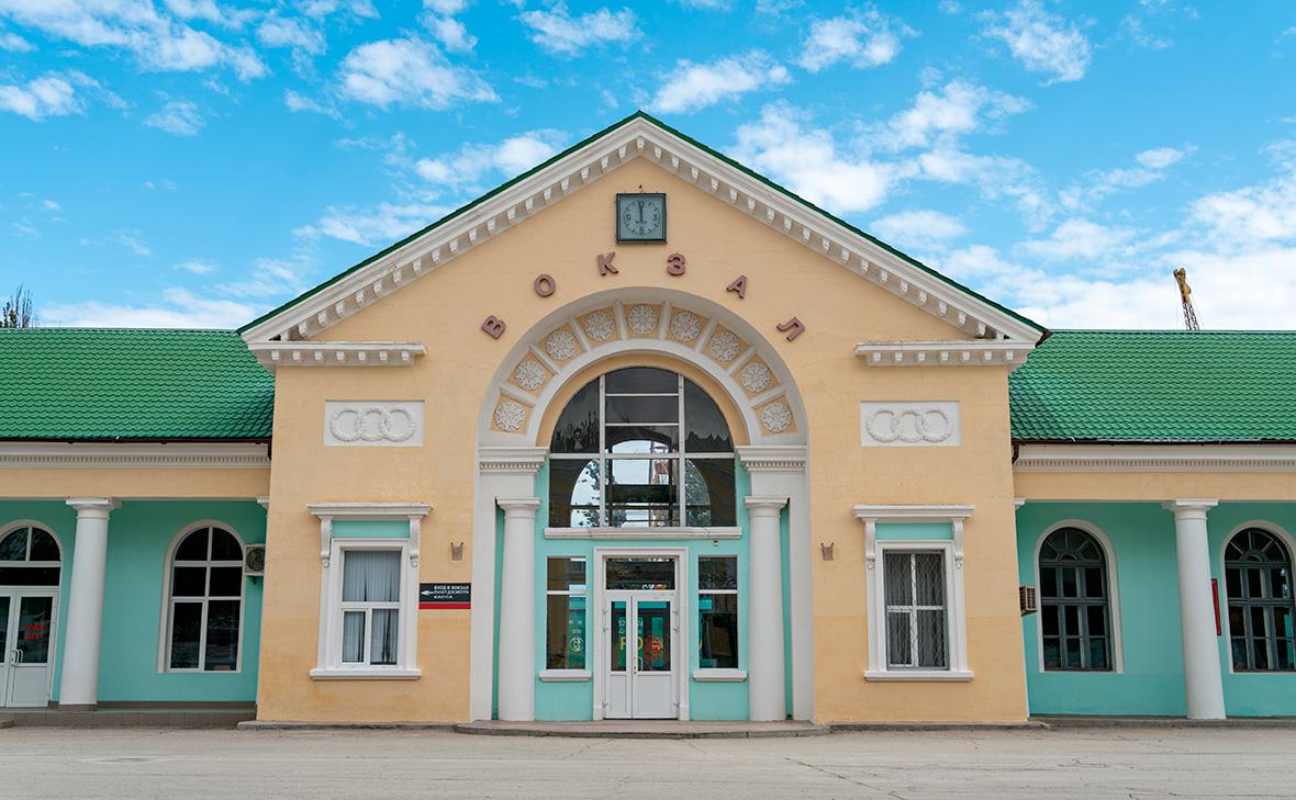 Здание железнодорожного вокзала в Феодосии