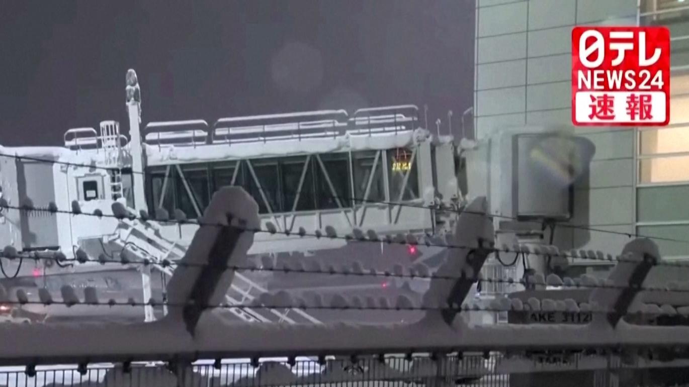 В японском аэропорту столкнулись два самолета. Видео