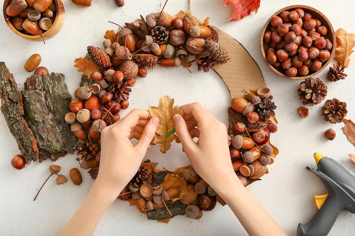 Осенний венок, украшенный желудями и листьями, создаст праздничную атмосферу в вашем доме