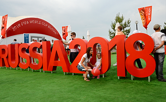 Посетители на площадке Чемпионата мира по футболу FIFA 2018 на открытии парка Универсиады в Казани. 2013 год.