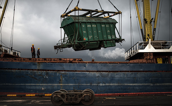 Выгрузка вагона с&nbsp;зерном в&nbsp;Новороссийском морском торговом порту
