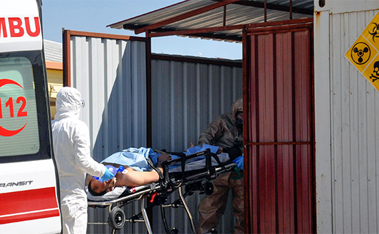 Медики эвакуируют пострадавшего в результате химической атаки в Идлибе




