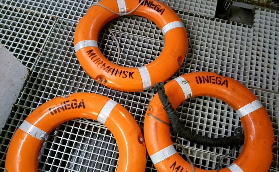 Спасательные круги с затонувшего рыболовного судна &laquo;Онега&raquo;, обнаруженные в ходе поисковой операции в Баренцевом море