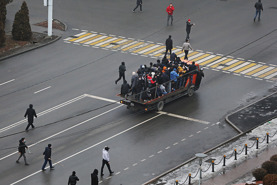 Демонстранты захватили грузовик