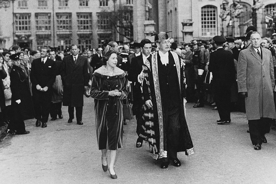 Гарольд Макмиллан, срок полномочий: 1957&ndash;1963.

На фото королева посещает Макмиллана в Оксфордском университете 4 ноября 1960 года (в марте 1960-го он был избран канцлером (ректором) университета и занимал эту должность до своей смерти в 1986 году в возрасте 92 лет)