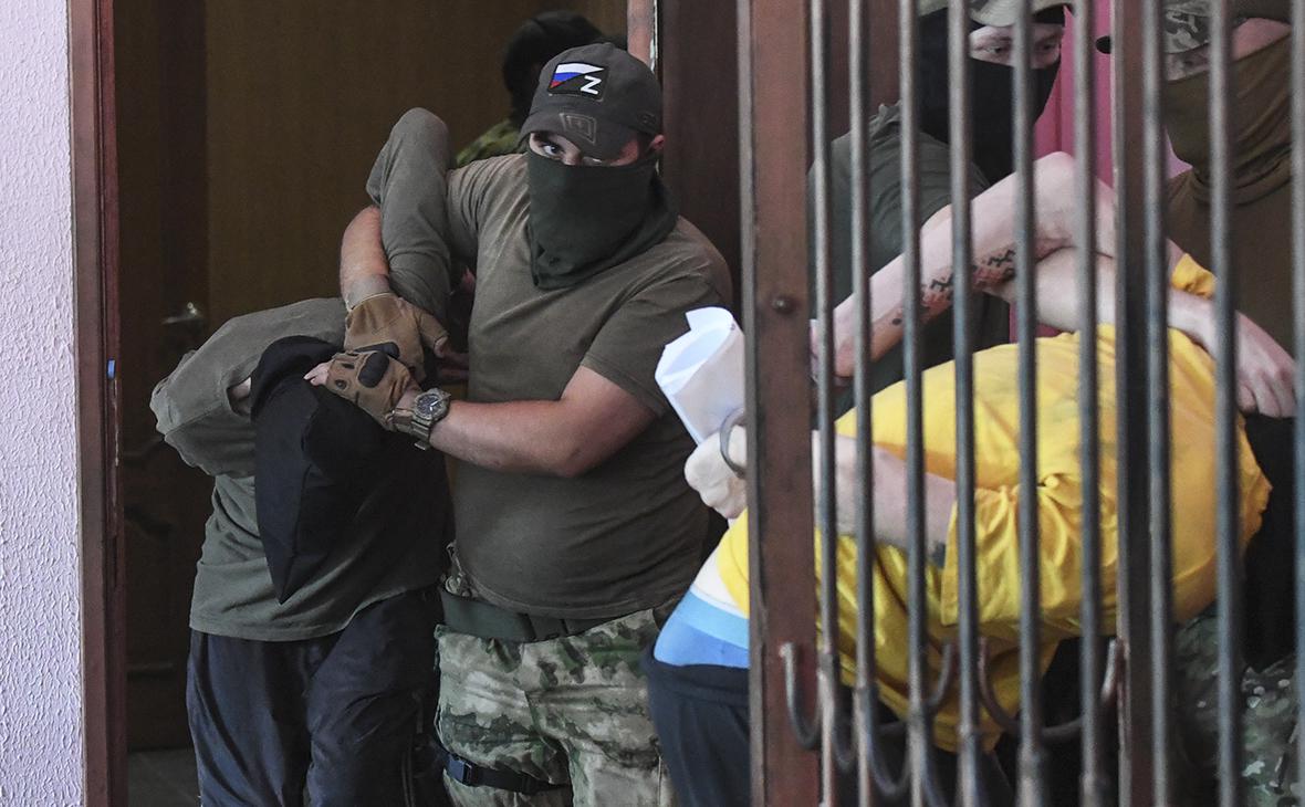 Конвоиры вводят обвиняемых в зал судебных заседаний в Донецке