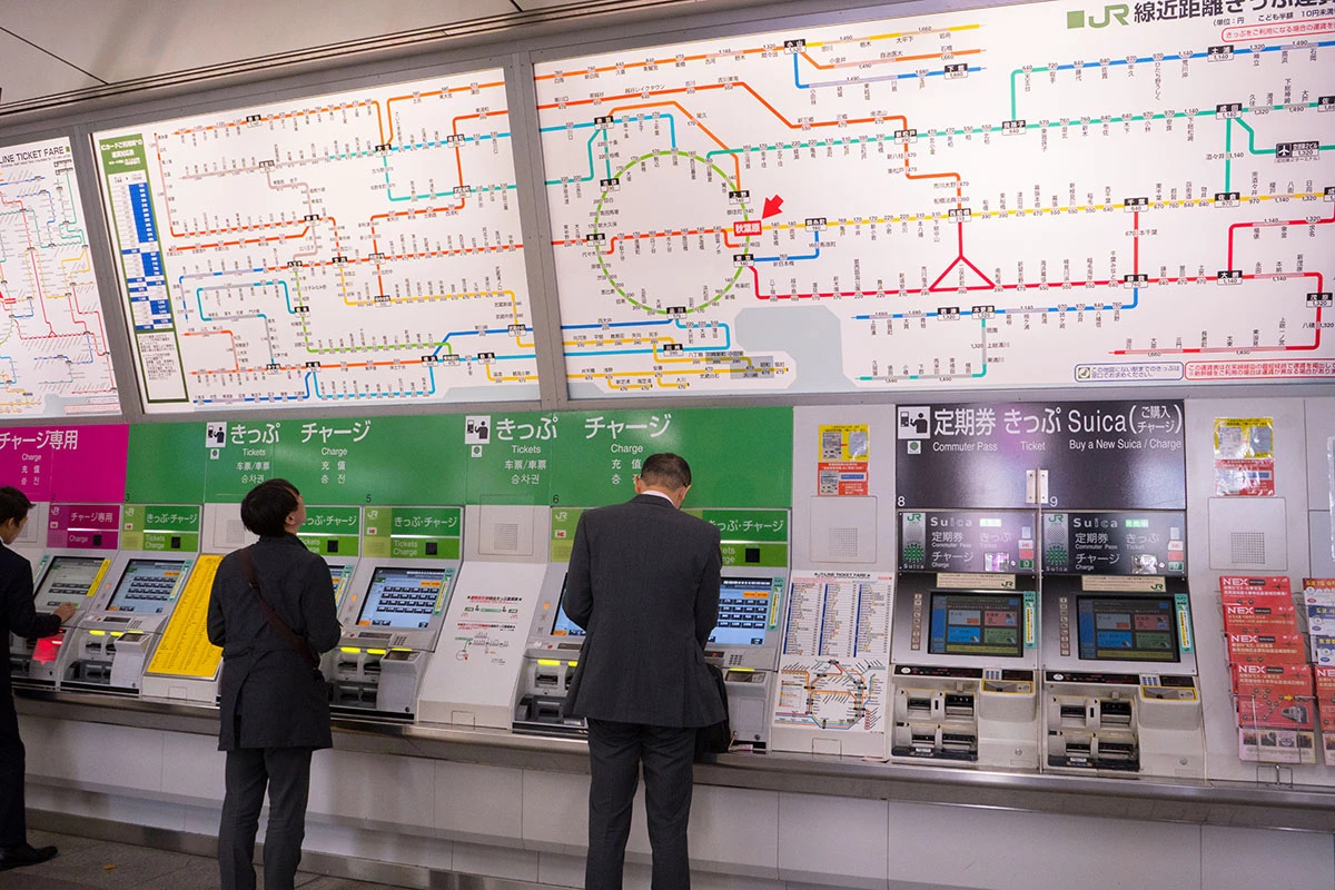 <p>Сцена из токийского метрополитена, схема которого ввергает в шок гостей японской земли</p>