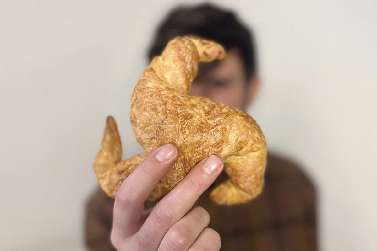 В каталонском городе Фигерас на кондитерской выставке Figa Dolça представили «труассан» — круассан треугольной формы с тремя рожками, созданный дизайнером Жорди Клаверией и кондитером Марком Сагером