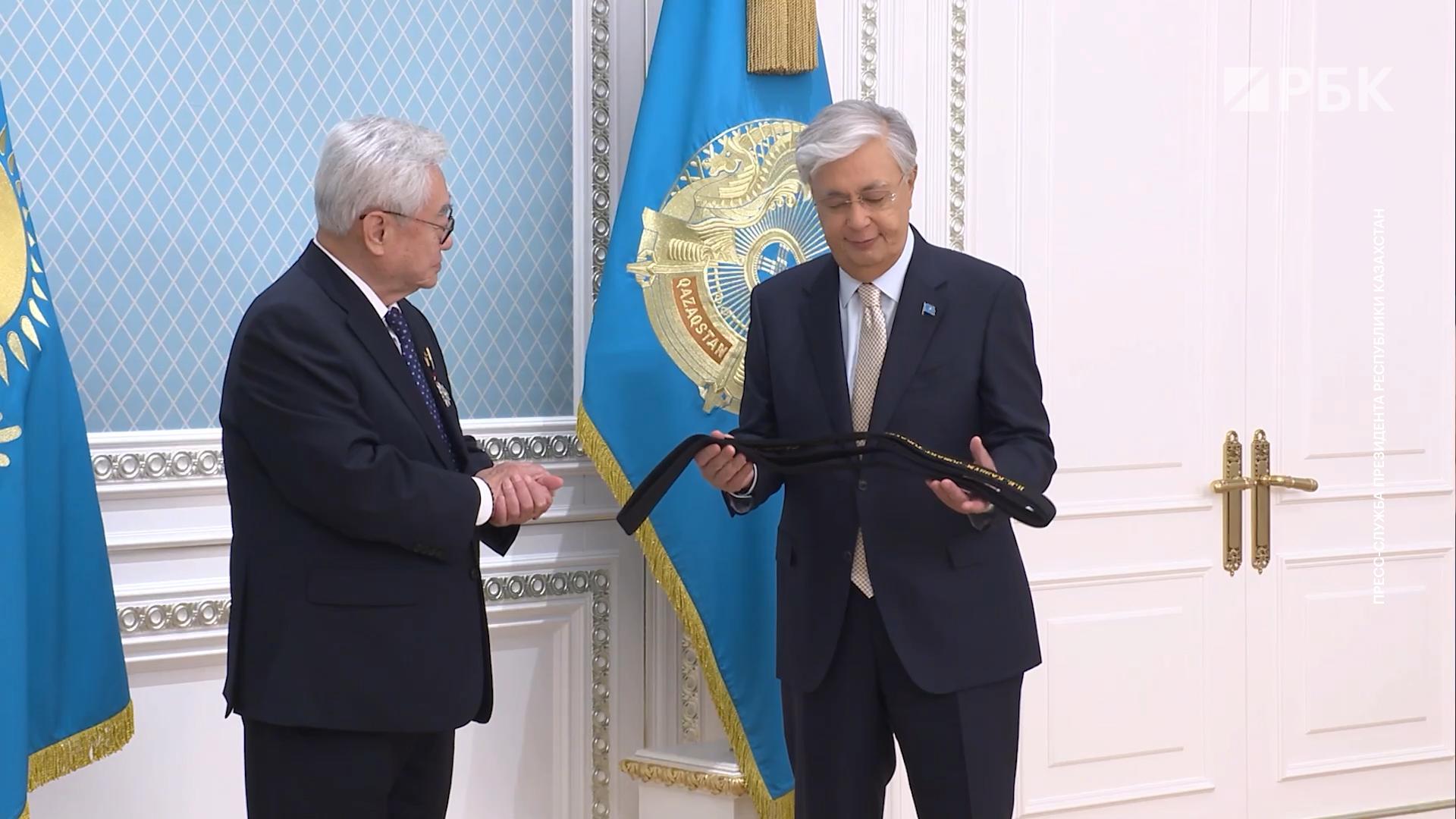 Президент Казахстана разбил доску после вручения ему черного пояса. Видео