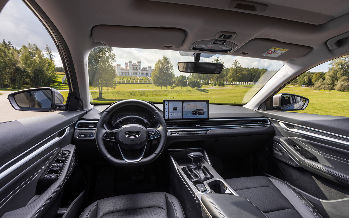 Салон Belgee S50 полностью повторяет Geely Emgrand, за исключением шильдика на руле