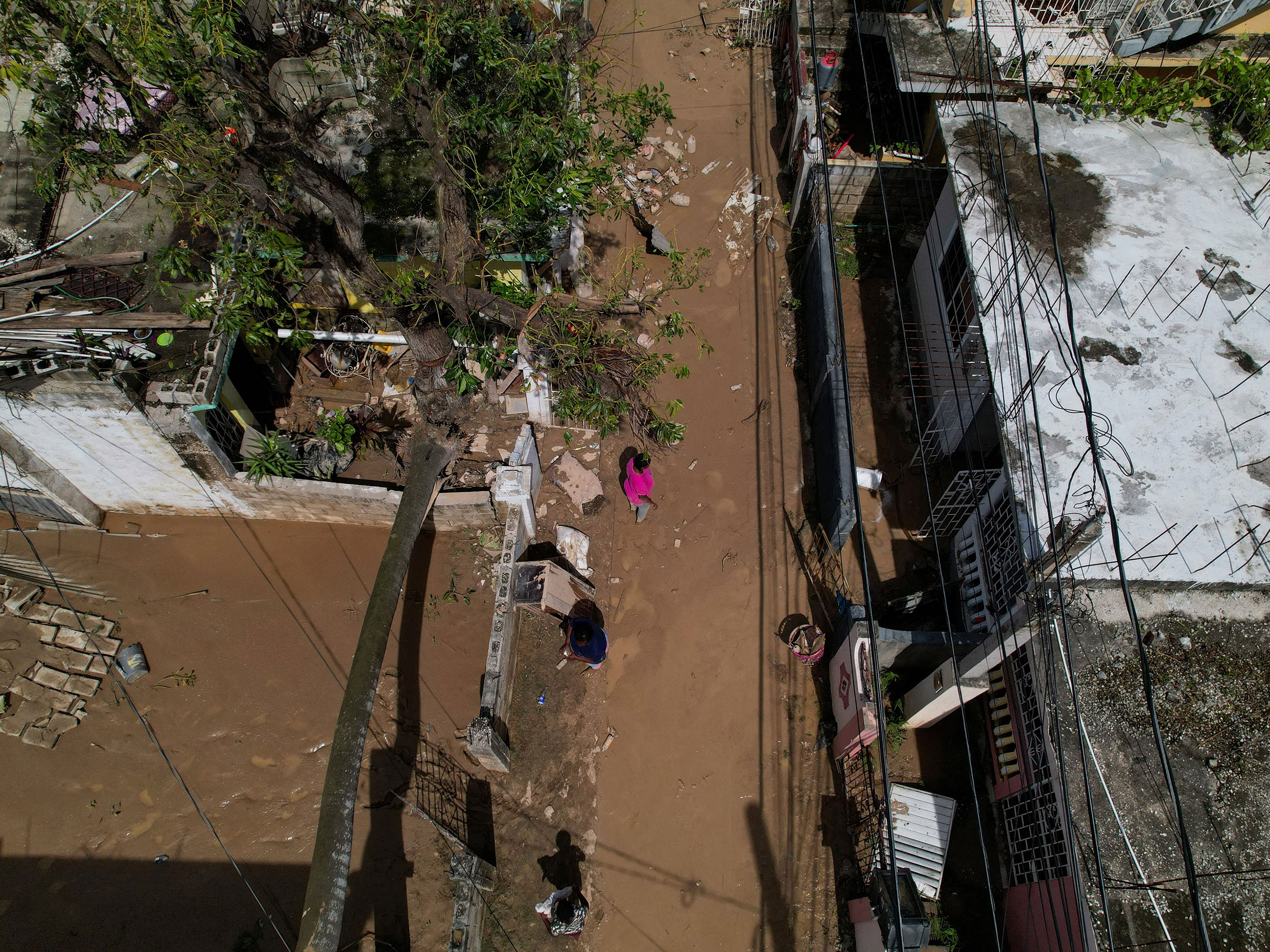 Монтего-Бей, Ямайка, 29 октября 2025 года

28 октября &laquo;Мелисса&raquo; обрушилась на Ямайку. Всемирная метеорологическая организация (ВМО) предупредила, что для государства ураган станет &laquo;штормом века&raquo;.

Целые населенные пункты, особенно на юго-западе Ямайки, были разрушены, дороги затоплены, а большая часть страны осталась без электричества. Больницам, библиотекам и другой важной инфраструктуре был нанесен значительный ущерб. В том числе пострадал Международный аэропорт, расположенный в Монтего-Бэй на Ямайке,&nbsp;&mdash; в зале ожидания обрушилась крыша, под сиденья затекла вода