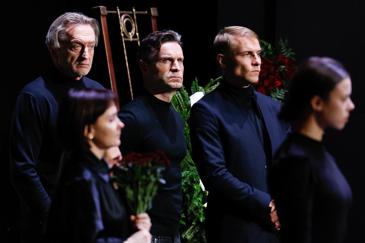 Виктор Добронравов (в центре) и Александр Яцко (слева) во время церемонии прощания с актером Владимиром Симоновым в Театре имени Евгения Вахтангова в Москве