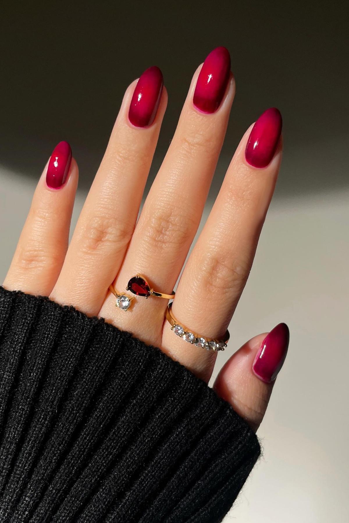 Техника Aura создает мягкий градиент, словно светящийся ореол на ногтевой пластине