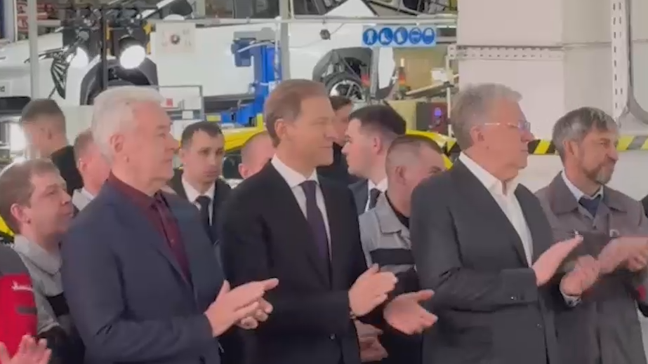 Выпуск электрокроссоверов для такси запущен на «Москвиче»