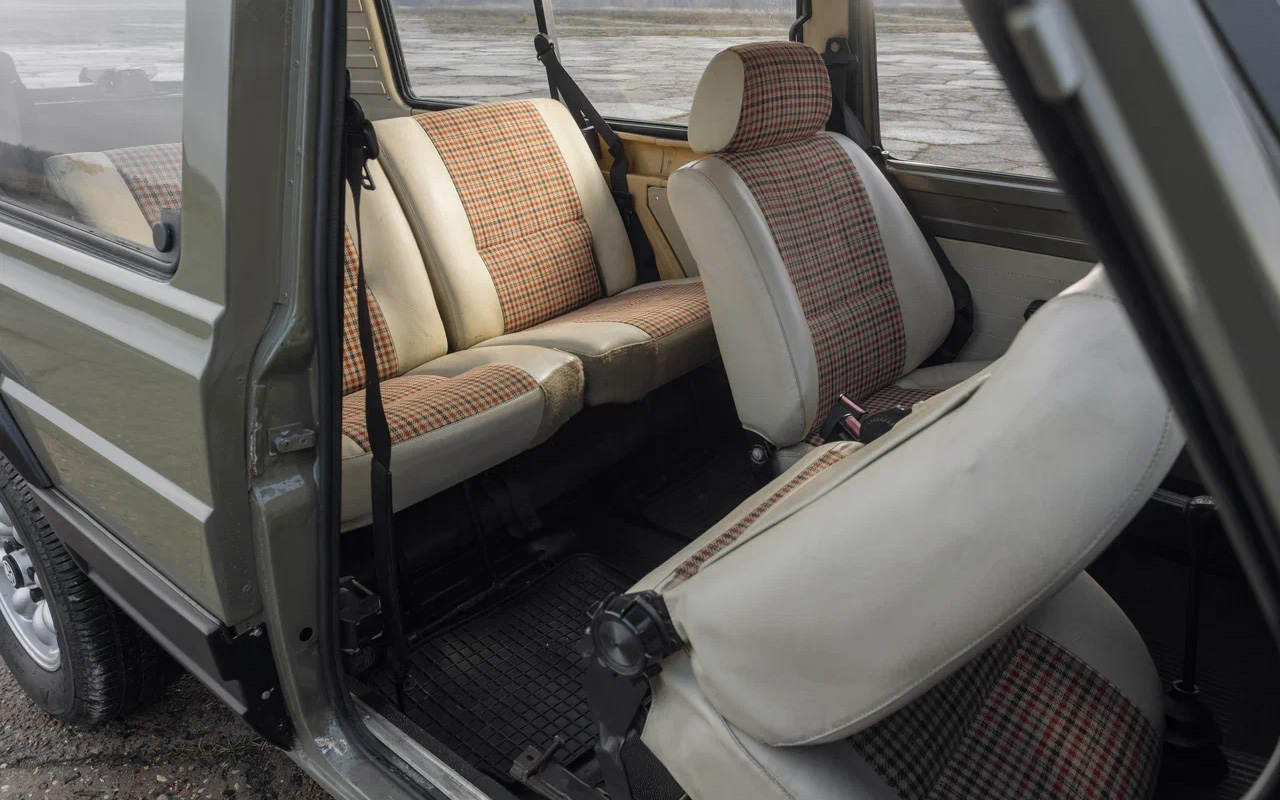 Диван по-театральному выше кресел