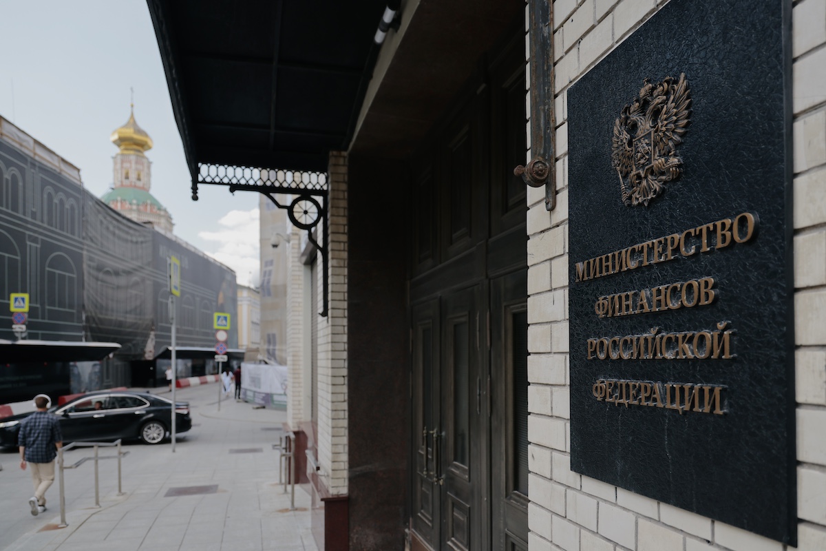 Возобновление регулярных операций в рамках бюджетного правила позволит сдержать укрепление рубля в конце апреля &mdash; мае и снизит волатильность на рынке