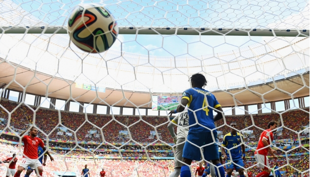 Швейцарец Адмир Мехмеди забивает первый гол своей команды на чемпионате мира во время матча в группе Е Швейцария - Эквадор.  15 июня, Бразилиа, Бразилия.