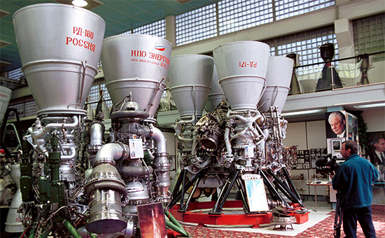 Двигатели &laquo;РД-180&raquo;&nbsp;(слева) и &laquo;РД-171&raquo;&nbsp;для ракет-носителей в сборочном цехе НПО &laquo;Энергомаш&raquo;, 2000 год


