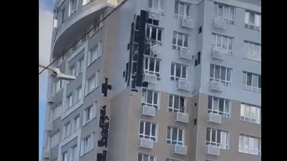 Гладков назвал атаку дрона возможной причиной взрыва в Белгороде
