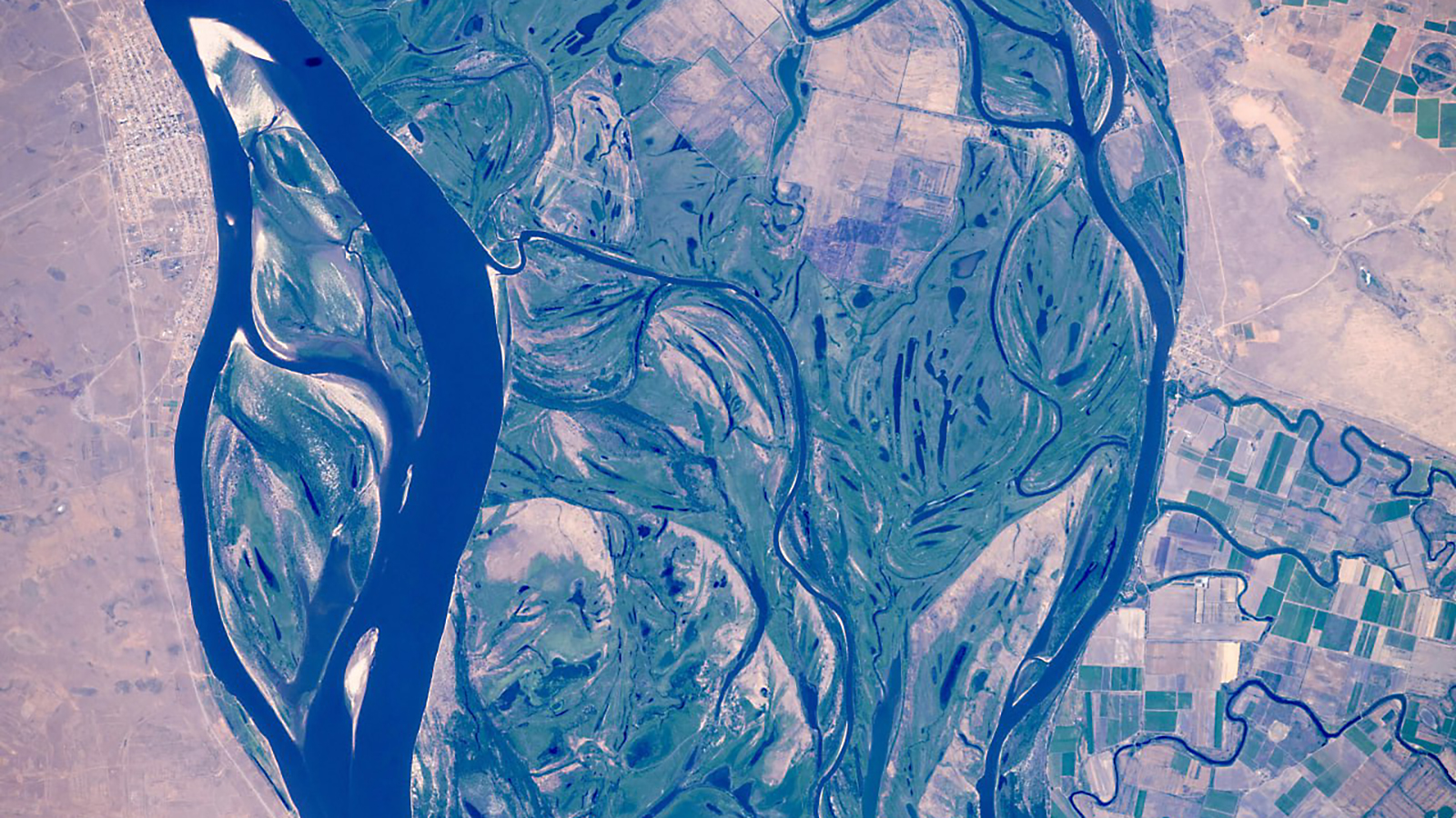 <p>Река Волга, вид из космоса</p>