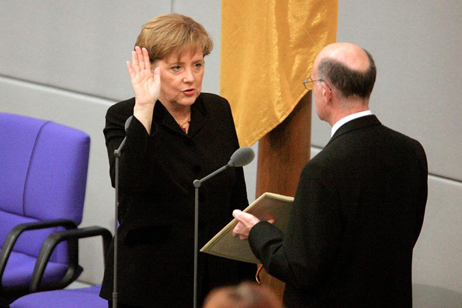 Ангела Меркель дает присягу на должность федерального канцлера Германии, 2005 год