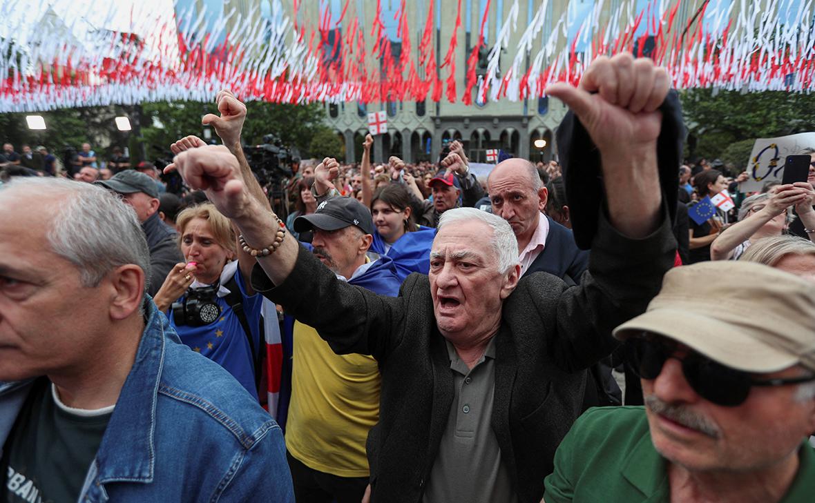 Протест&nbsp;в Тбилиси против законопроекта об &laquo;иностранных агентах&raquo; после того, как парламент Грузии проголосовал за отмену президентского вето