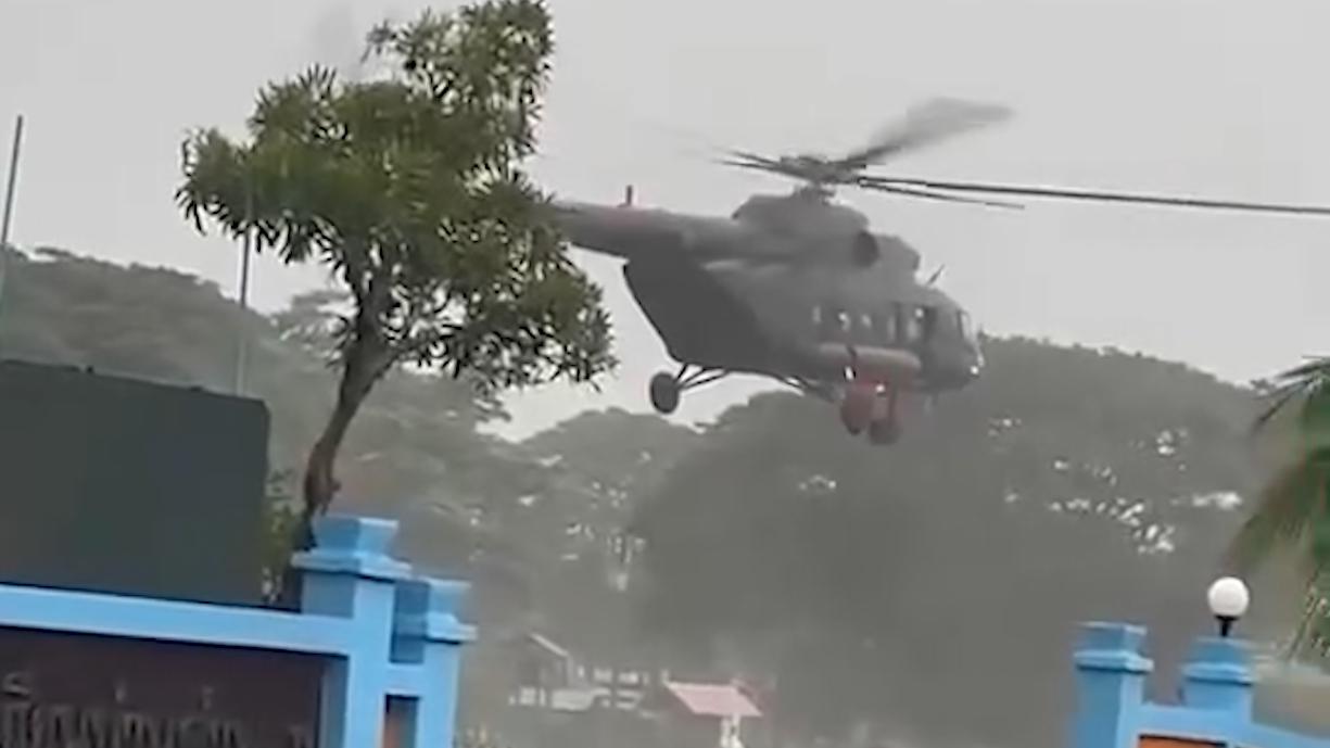 В Таиланде военный вертолет сел на школьное футбольное поле. Видео