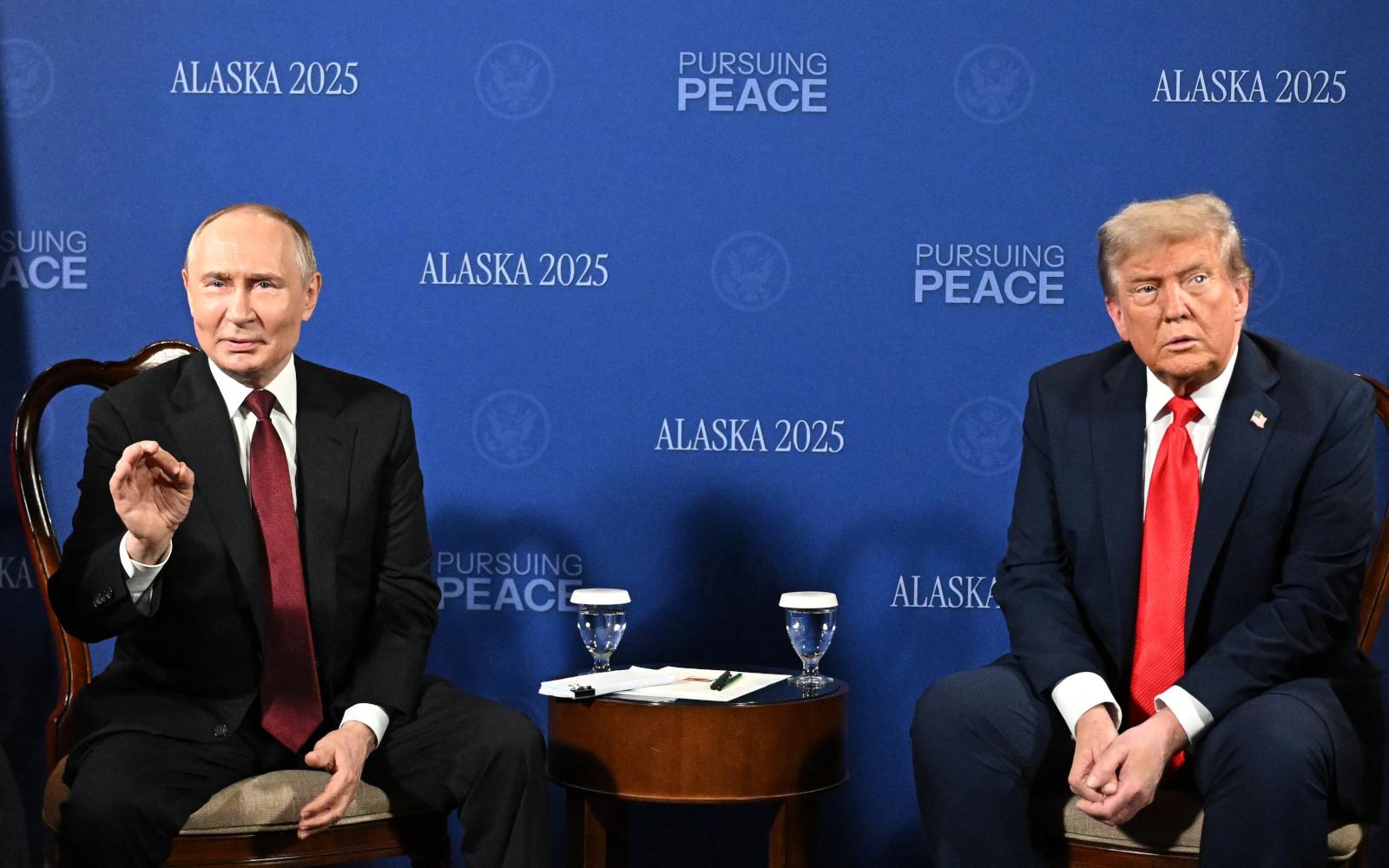 Президент России Владимир Путин и президент США Дональд Трамп&nbsp;во время переговоров на Аляске