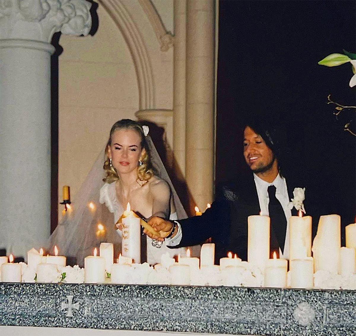 Николь Кидман и Кит Урбан во время свадебной церемонии. 25 июня 2006 года