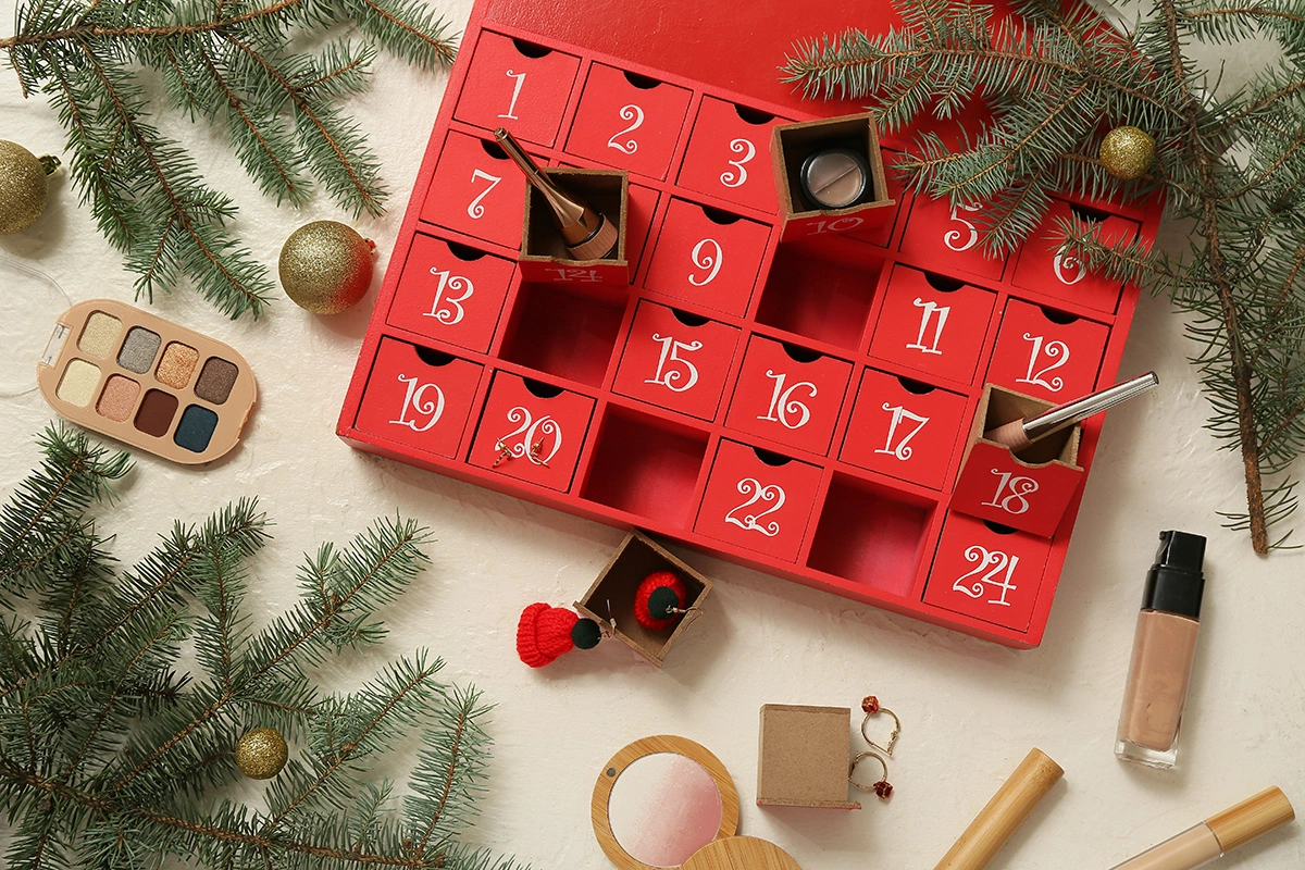 За каждым окошком адвент-календаря спрятаны маленькие подарки, сладости или записки с пожеланиями