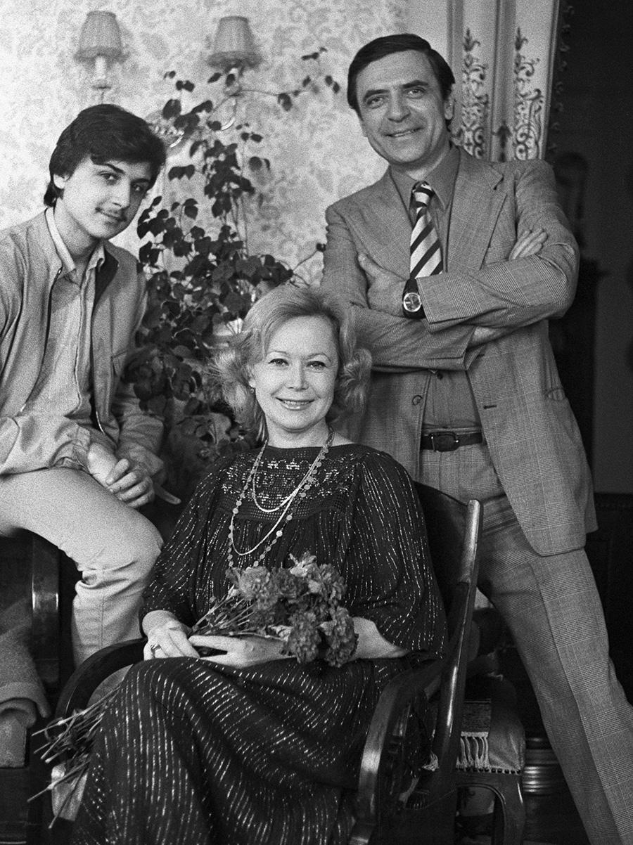 Светлана Немоляева с мужем Александром Лазаревым и сыном Александром, апрель 1986 года