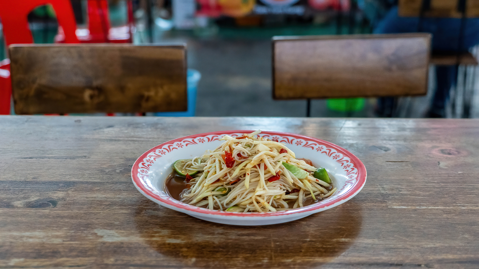 В Таиланде туристы перепутали поминки с фестивалем еды. Что произошло