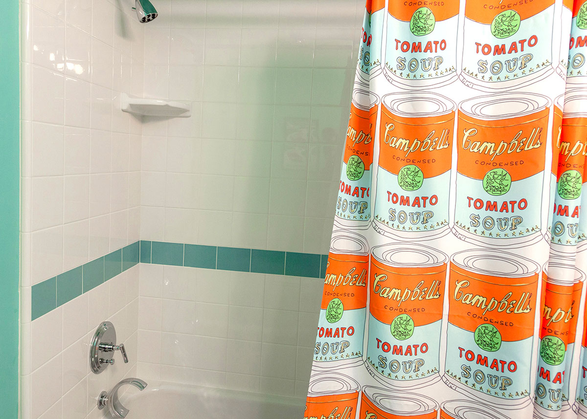 В одной из&nbsp;ванных висит дизайнерская душевая занавеска, на&nbsp;которой изображены увековеченные Энди Уорхолом банки супа Campbell