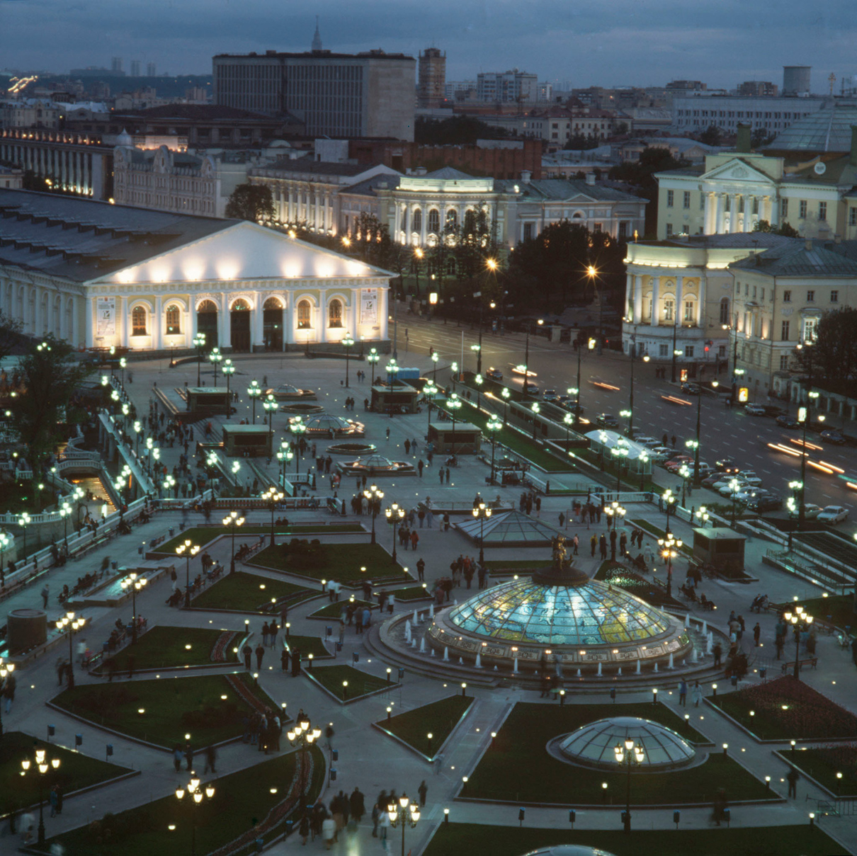 Манежная площадь вечером, 1998 год
