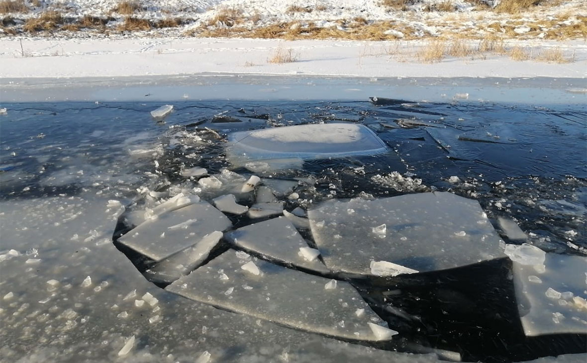 В Омской области погиб водитель провалившегося под лед автомобиля