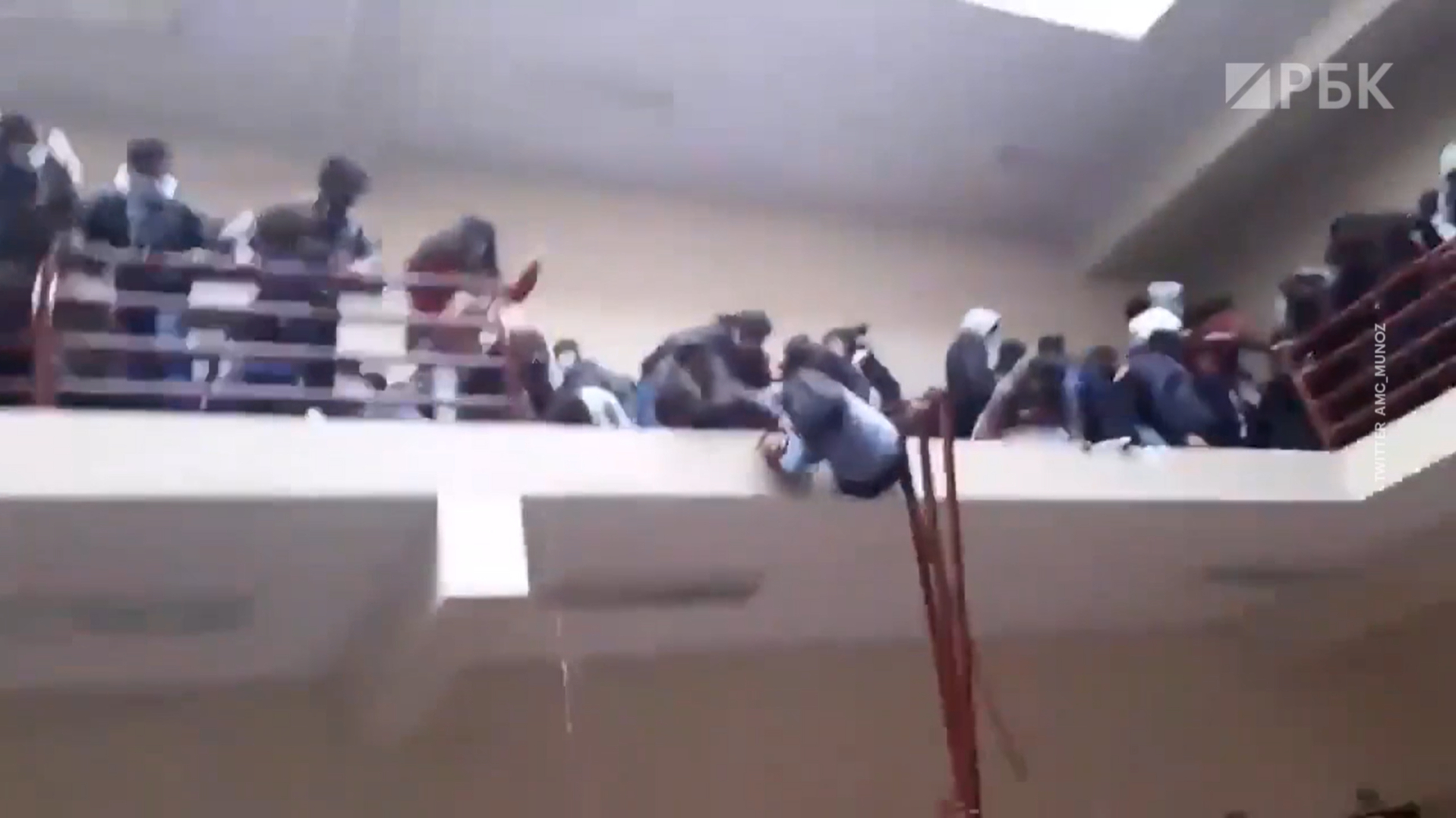 Отчего упала. Гибель студентов в боливийском университете. Обрушились перила в учебном заведении. Человек падает с трибуны.