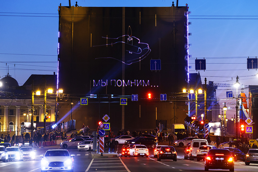 Лазерная проекция на Дворцовом мосту в Санкт-Петербурге