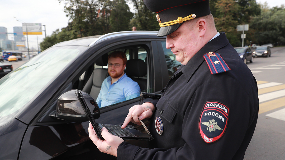 Сотрудник полиции проверяет водительсике права