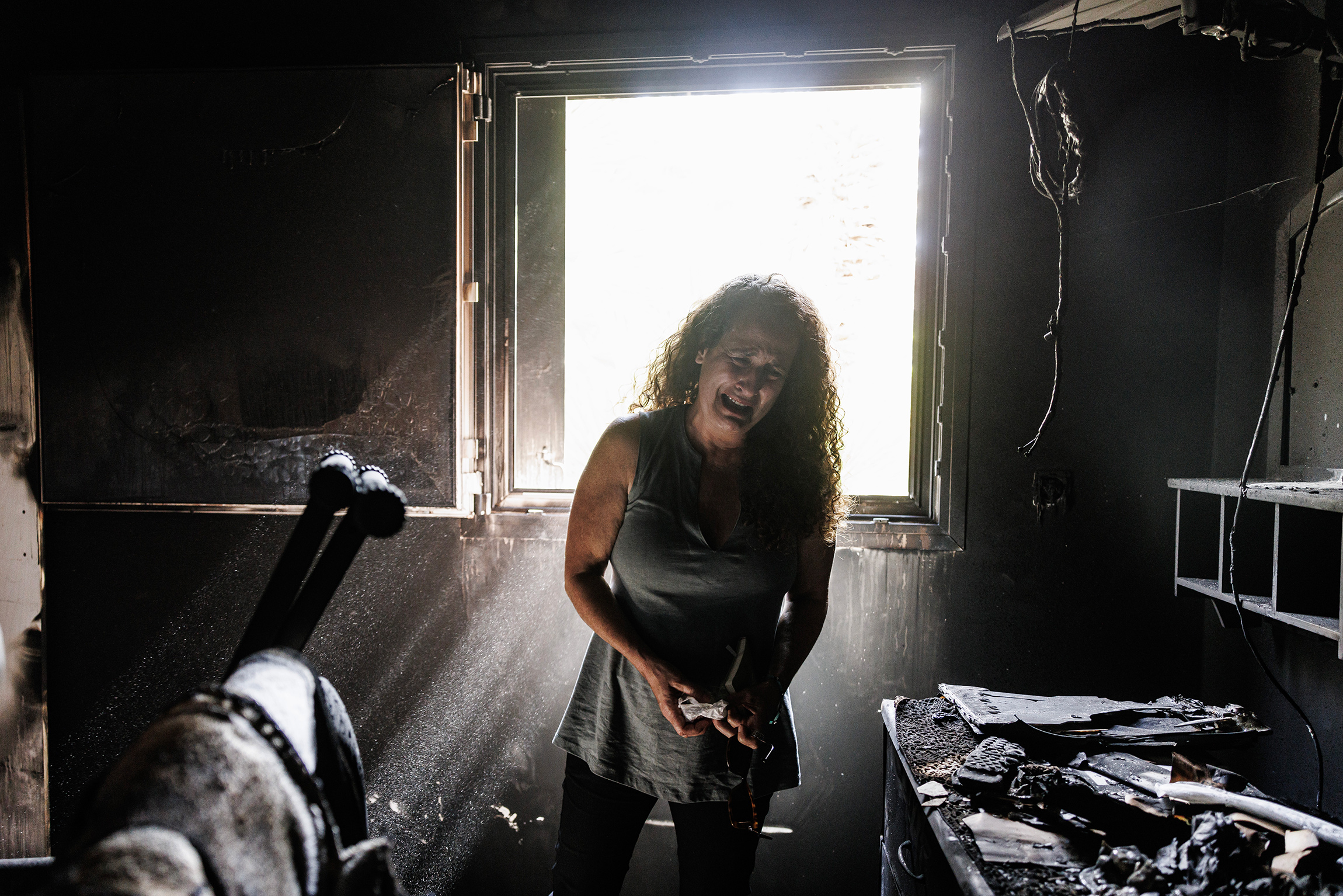 Жительница кибуца Нир-Оз на юге Израиля Хадас Кальдерон, чьи дети были взяты в заложники, а мать и племянница убиты во время террористической атаки&nbsp;ХАМАС на страну, осматривает сгоревший дом, 30 октября

7 октября во время нападения боевики ХАМАС захватили свыше 200 заложников, их переправили в сектор Газа. Более ,2 тыс. человек были убиты.&nbsp;Израиль перешел в состояние войны и начал в секторе Газа операцию &laquo;Железные мечи&raquo;, а в конце октября начал&nbsp;наземную операцию.&nbsp;