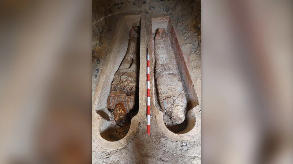 <p>Две мумии, недавно найденные на раскопках в Оксиринхе. В 2023 году здесь обнаружили более 30 древнеегипетских мумий<br />
&nbsp;</p>